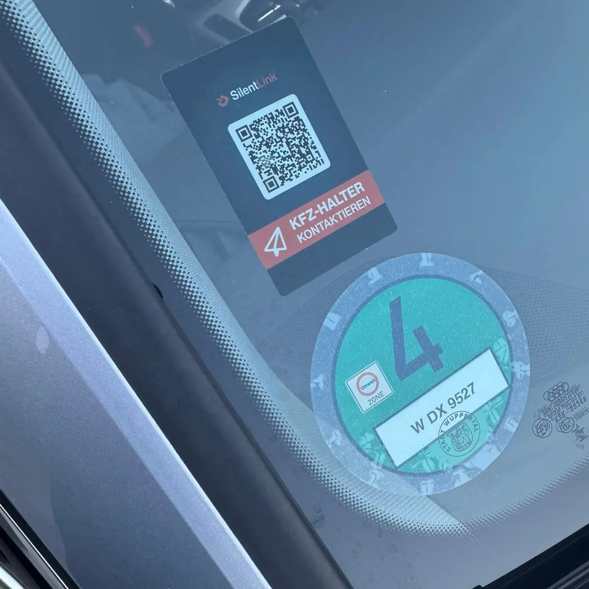 DriveID innen an der Windschutzscheibe neben der Umweltplakette
