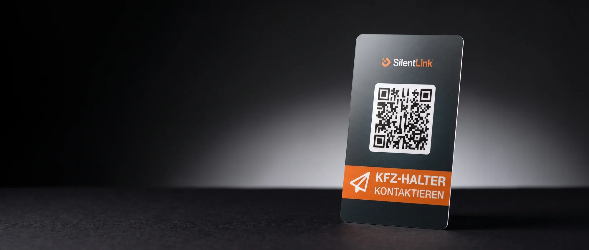 Die DriveID steht auf schwarzer Bühne, hartes Streiflicht auf der glänzenden Laminatschicht