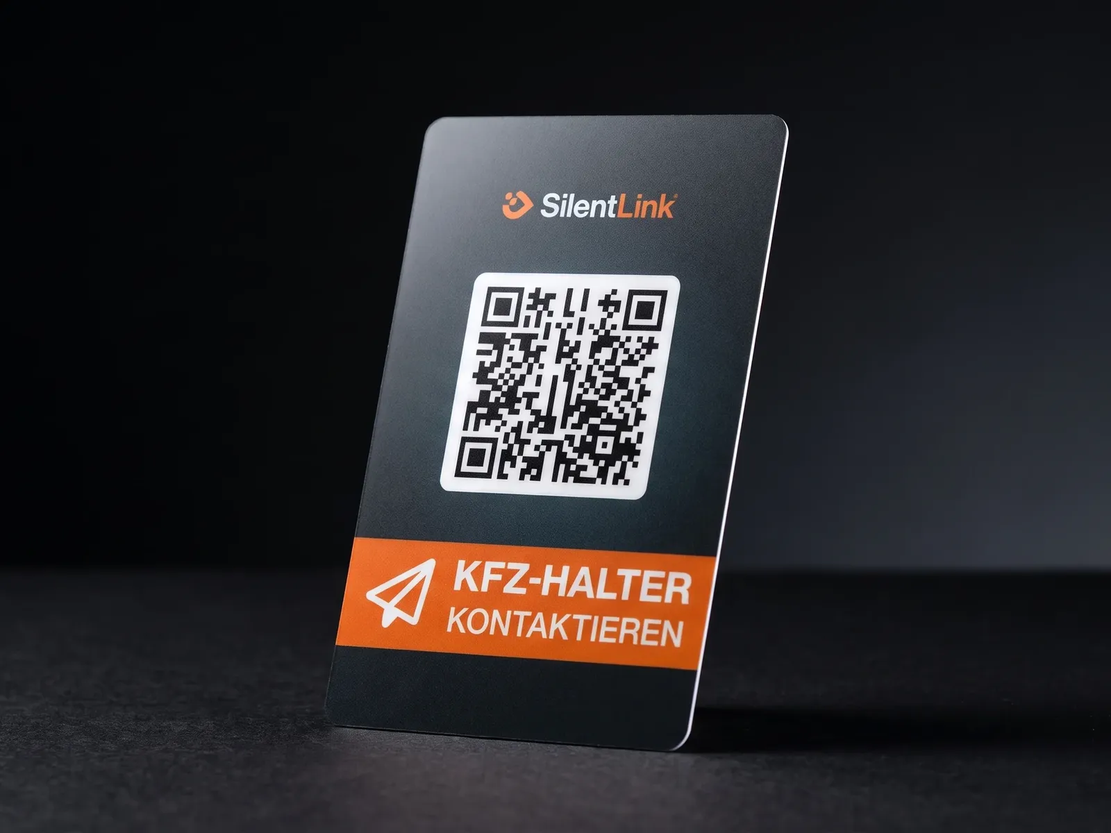 Die DriveID steht aufrecht auf dunklem Grund: SilentLink-Logo, QR-Code und das orange Band KFZ-Halter kontaktieren